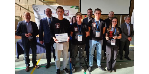 I miejsce Uczennicy II LO w Ponadwojewódzkim Konkursie Budowy i Programowania Robotów GG Robot.